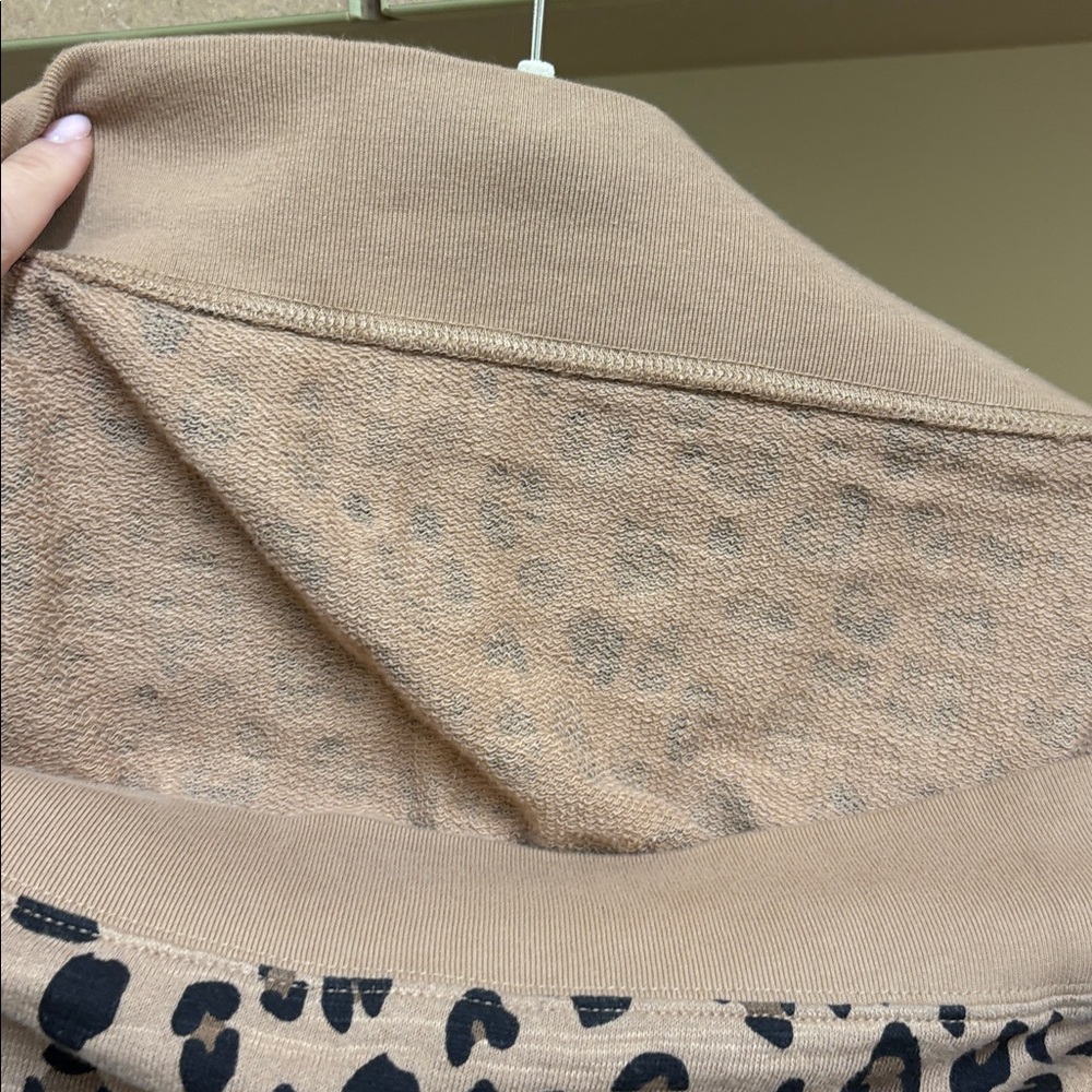 J Crew Vintage Fleece Leopard Print Cropped Sweatshirt Sz Large‎ - Picture 5 of 5